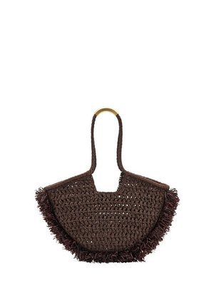 Bolso tejido de color marrón oscuro con borde inferior curvado, ribete con flecos y un asa trenzada única con un detalle dorado.