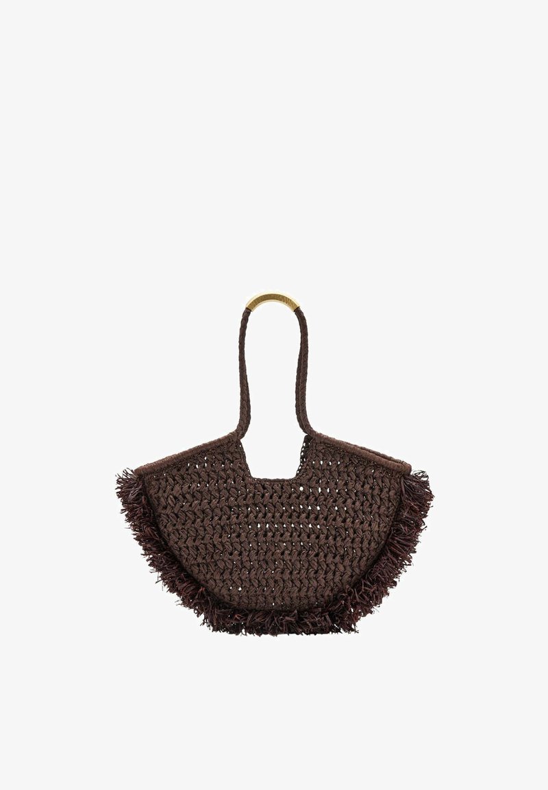 Sac à main tissé marron foncé avec un bord inférieur incurvé, une bordure à franges et une poignée tressée unique avec un détail doré.