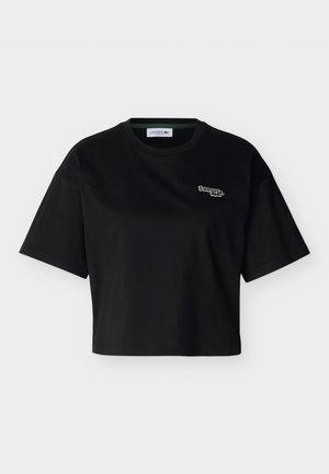 Svart kortermet croppet T-skjorte med rund hals og liten brodert Lacoste-logo på venstre bryst.