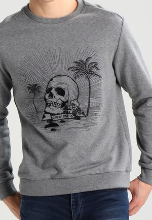 Grauer Sweatshirt mit schwarzem Motiv eines Totenschädels, Palmen, Blumen und dem Text "Surfin' Tour '74" auf der Vorderseite.