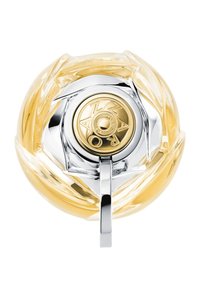 Parfumfles met een ronde, heldere glazen basis; gele vloeistof, zilveren en gouden accenten; ingewikkelde, bloemvormige dop met een centraal embleem.