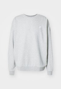 Grå crewneck sweatshirt tillverkad av mjukt tyg, med en liten vit Nike-logotyp på övre vänster bröst och ribbad muddar och nederkant.