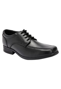 Chaussure habillée en cuir noir avec une finition lisse, bout rond, design à lacets et un talon bas. Présente des accents cousus sur les côtés.