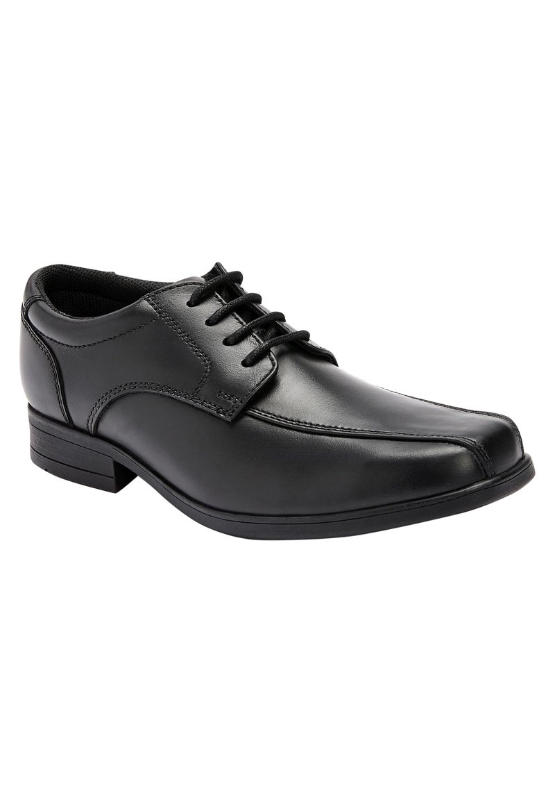 Chaussure habillée en cuir noir avec une finition lisse, bout rond, design à lacets et un talon bas. Présente des accents cousus sur les côtés.