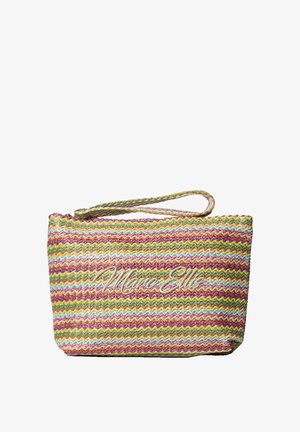 Borsa clutch intrecciata multicolore con manico ad anello e la scritta "Marc Ellis" ricamata sul davanti in caratteri corsivi.