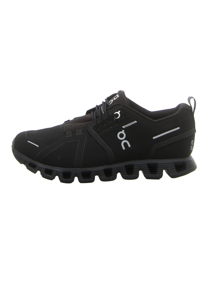 Schwarze Sportschuhe aus wasserdichtem Material, minimalistisches Design, runde Zehenpartie, Schnürverschluss und markante hohlliegende Sohle für Flexibilität.