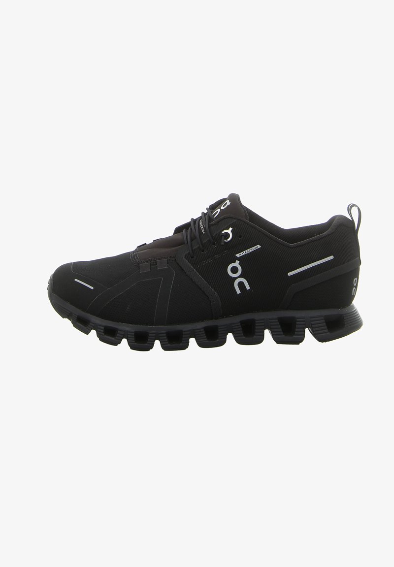 Schwarze Sportschuhe aus wasserdichtem Material, minimalistisches Design, runde Zehenpartie, Schnürverschluss und markante hohlliegende Sohle für Flexibilität.
