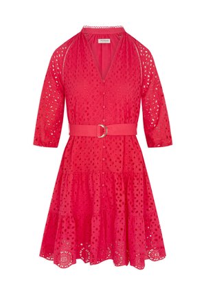 Abito rosso a lunghezza ginocchio con scollatura a V, maniche a tre quarti, un intricato motivo a taglio, gonna a strati e una cintura con fibbia metallica in vita.