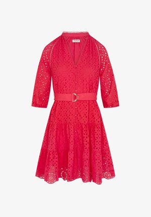 Rode jurk tot de knie met een v-hals, 3/4 mouwen, ingewikkeld uitgesneden patroon, een gelaagde rok en een riem met een metalen gesp op de taille.