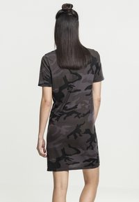 Urban Classics LADIES CAMO TEE DRESS - Sukienka z dżerseju