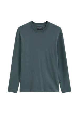 Maglietta manica lunga verde scuro con scollo rotondo e collo a coste, design semplice e etichetta del marchio visibile all’interno del collo.