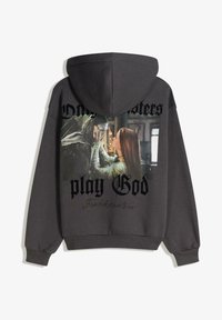 Tmavošedá mikina s kapucňou, ktorá má grafický potlač zo "Frankenstein", čierny text a voľný strih s nastaviteľnou kapucňou.