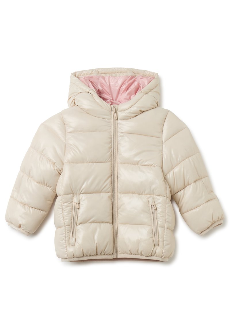 Giacca beige in piuma con cappuccio, caratterizzata da un'esterno lucido, rivestimento rosa, chiusura frontale con zip e due tasche laterali con zip.