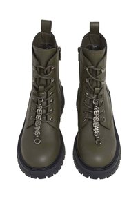 Botas de tobillo verdes de cuero con suelas de goma negras, cierre de cordones en la parte delantera y una etiqueta de marca metálica con "PEPE JEANS". Diseño texturizado y tira de agarre.