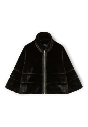 Chaqueta corta de piel sintética marrón oscuro con cuello alto y cremallera dorada en la parte delantera, que presenta un diseño de paneles horizontales.