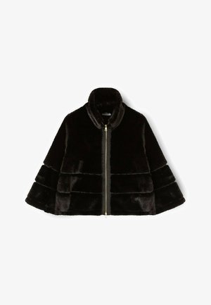 Chaqueta corta de piel sintética marrón oscuro con cuello alto y cremallera dorada en la parte delantera, que presenta un diseño de paneles horizontales.