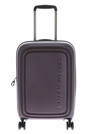 Valise rigide compacte de couleur violet foncé, avec poignée extensible, quatre roues pivotantes, et "MANDARINA DUCK" embossé sur le devant.