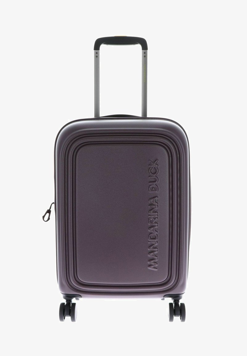 Valise rigide compacte de couleur violet foncé, avec poignée extensible, quatre roues pivotantes, et "MANDARINA DUCK" embossé sur le devant.