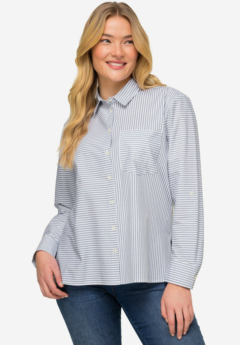 Camicia a maniche lunghe a righe blu e bianche, con colletto, taschino sul petto e realizzata in un tessuto leggero.