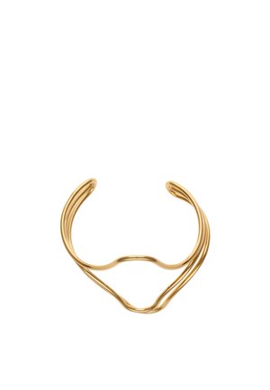 Otwarta złota bransoleta z gładkimi, zakrzywionymi liniami i nakładającym się wzorem na białym tle.