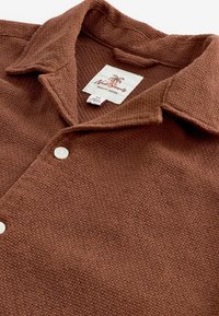 Next TEXTURED SHORT SLEEVE WITH CUBAN COLLAR   - Cămașă - brown