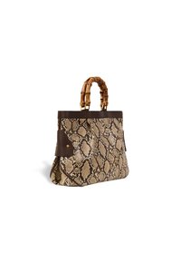 Sac à main en cuir marron avec un motif serpent en beige et crème, doté d'une poignée en bambou et d'une poche latérale. Texture lisse et forme structurée.