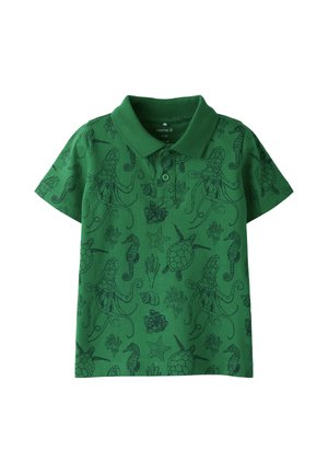 Grünes Poloshirt mit Kragen, mit schwarzen Linienzeichnungen von Oktopus, Meeresschildkröten, Seepferdchen, Seesternen, Muscheln und Korallenmustern.