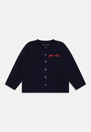 Cardigan à manches longues bleu marine avec un col rond, doté de boutons et d'un texte brodé rouge "good vibes" sur le devant.