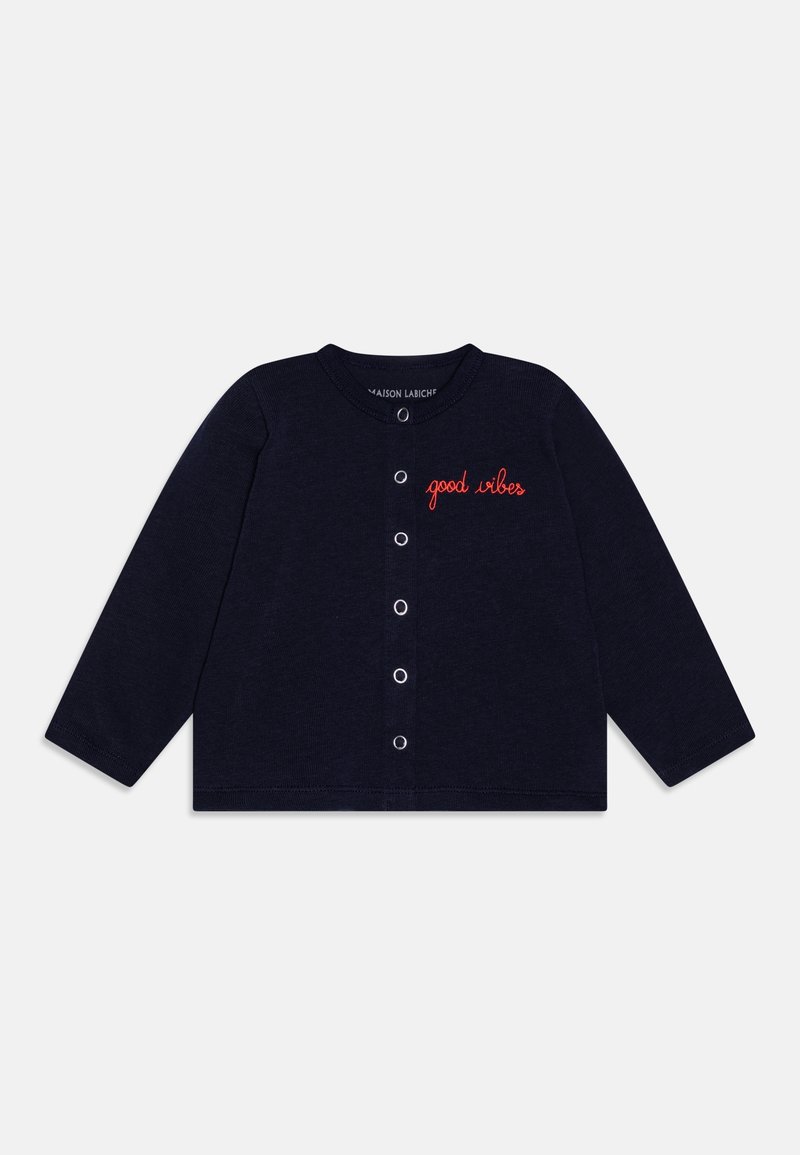 Cardigan à manches longues bleu marine avec un col rond, doté de boutons et d'un texte brodé rouge "good vibes" sur le devant.
