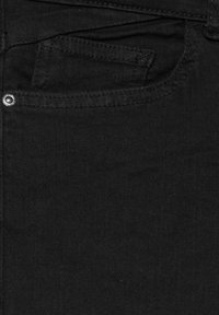 Jeans negri din denim, cu un design clasic cu cinci buzunare, textură subtilă și un nasture argintiu la talie pentru închidere.