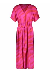 Różowa sukienka z dekoltem w serek, krótkimi rękawami i związanym w pasie. Tkanina ma gładką strukturę z pomarańczowym abstrakcyjnym wzorem.