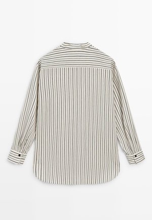 Gestreept shirt met lange mouwen in crèmekleur en marineblauw, met een button-down halslijn, afgeronde zoom en boordjes met knopen; de stof lijkt lichtgewicht.