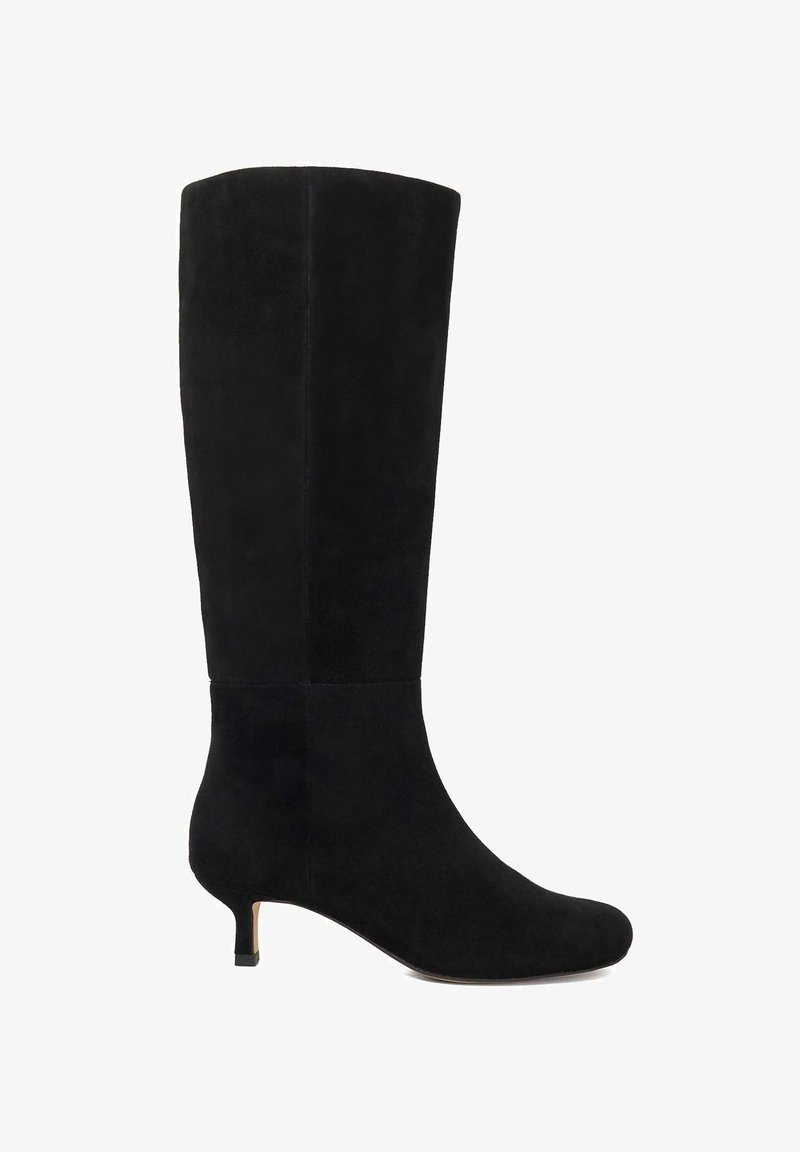 Botte noire en daim arrivant au genou avec un bout arrondi et un talon bas et fin. Texture lisse avec une silhouette ajustée et sans métal apparent.
