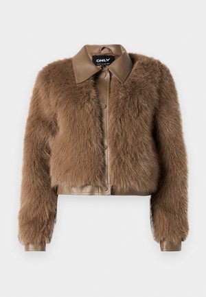 Bruine cropped jas met nepbont aan de voorkant en mouwen, leren kraag, knoopsluiting en leren afwerkingsdetails.