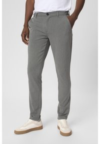 Šedé kalhoty na míru vyrobené z tkané látky s hladkým povrchem, s předními kapsami, zapínáním na knoflík a slim fit střihem.
