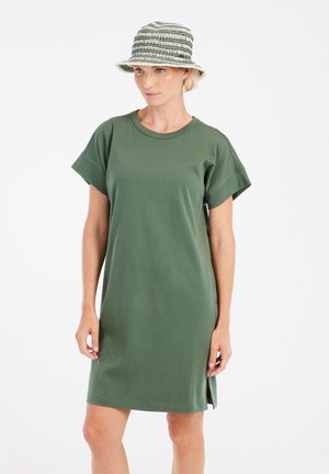 Zielona sukienka T-shirt z bawełny z krótkimi, podwiniętymi rękawami, bocznymi rozcięciami i luźnym krojem. Połączona z wytłaczanym kapeluszem typu bucket w paski.