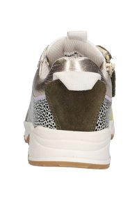 Sneakers met een mix van metallic zilver, olijfgroen en gemêleerd mesh, voorzien van een gevoerde witte zool en een lus voor eenvoudig aan- en uittrekken.