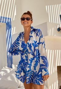 Next COVER-UP REGULAR FIT - Dodatek za na plažo - blue leaf
