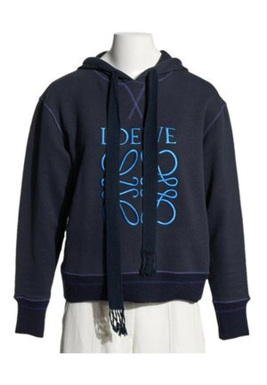 Marineblauwe hoodie met lange, brede zwarte trekkoorden en blauwe gestileerde tekst en ontwerp aan de voorkant, getoond op een witte mannequintorso.
