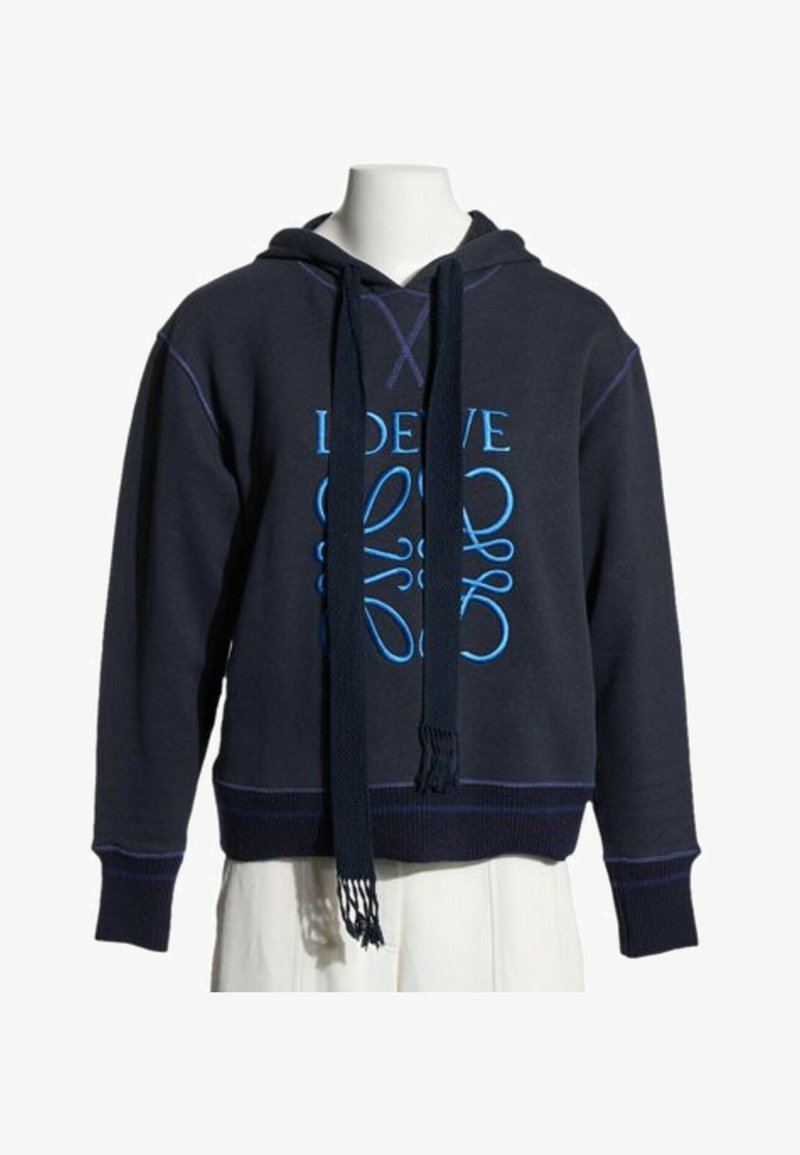 Sweat à capuche bleu marine avec de longs cordons noirs larges et un texte et un design stylisés bleus à l'avant, présenté sur un buste de mannequin blanc.