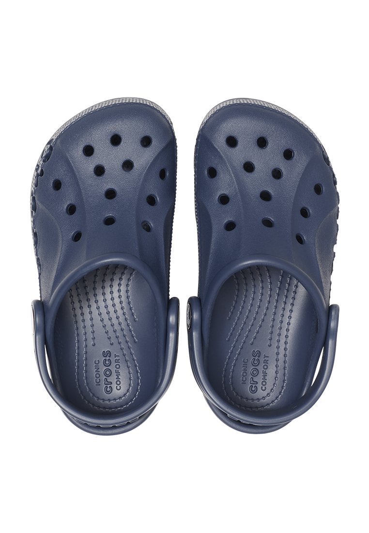 Marineblauwe Crocs met ventilatiegaten, een gestructureerd bovenoppervlak en een achterband voor een veilige pasvorm. Gemaakt van lichtgewicht, duurzaam materiaal.