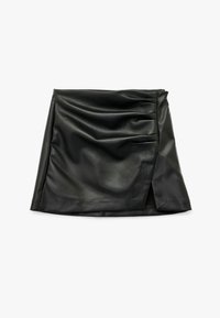 Sort faux læder nederdel med en let A-linjeform, der har minimalistisk plissering og en sideslids for ekstra detalje. Glat tekstur.