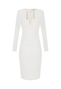 Weißes, langärmliges, tailliertes Kleid mit tiefem V-Ausschnitt, goldener Kette und Quastenverzierung am Kragen, knielange Säume.