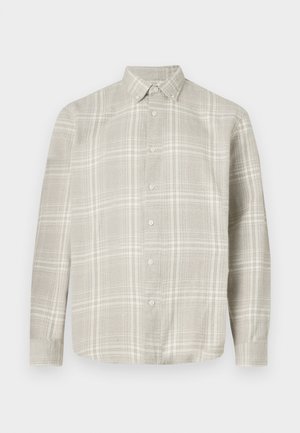 Bēša un netīri balta raibā krekla ar garām piedurknēm un pogājamā apkakle, attēlots uz baltas fona.