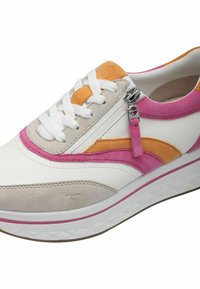 Vit sneaker med rosa, orange och grå detaljer. Har en strukturerad sula, snörning framtill och en metallisk dragkedja på sidan.