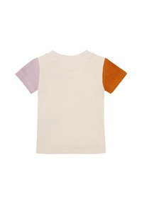 Kurzärmliges T-Shirt mit einer crèmefarbenen Körper, einem lilafarbenen linken Ärmel und einem orangefarbenen rechten Ärmel. Weicher Stoff, einfaches Rundhals-Design.