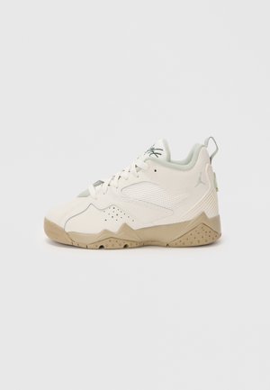 Weißer Sportschuh mit einem glatten Leder-Obermaterial, Netz-Akzenten und einer beige Gummisohle. Verfügt über einen sanften grünen Kragen und dezente Perforationen.