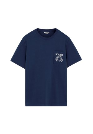 Camiseta de manga corta azul marino con cuello redondo y pequeño bolsillo frontal con ilustración de un cangrejo blanco y texto "Scalpers".