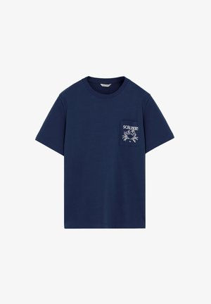 Camiseta de manga corta azul marino con cuello redondo y pequeño bolsillo frontal con ilustración de un cangrejo blanco y texto "Scalpers".