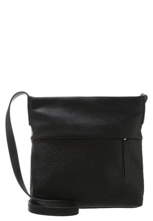 Bolso bandolera de piel negra con la mitad inferior texturizada, parte superior lisa y larga correa de hombro ajustable.
